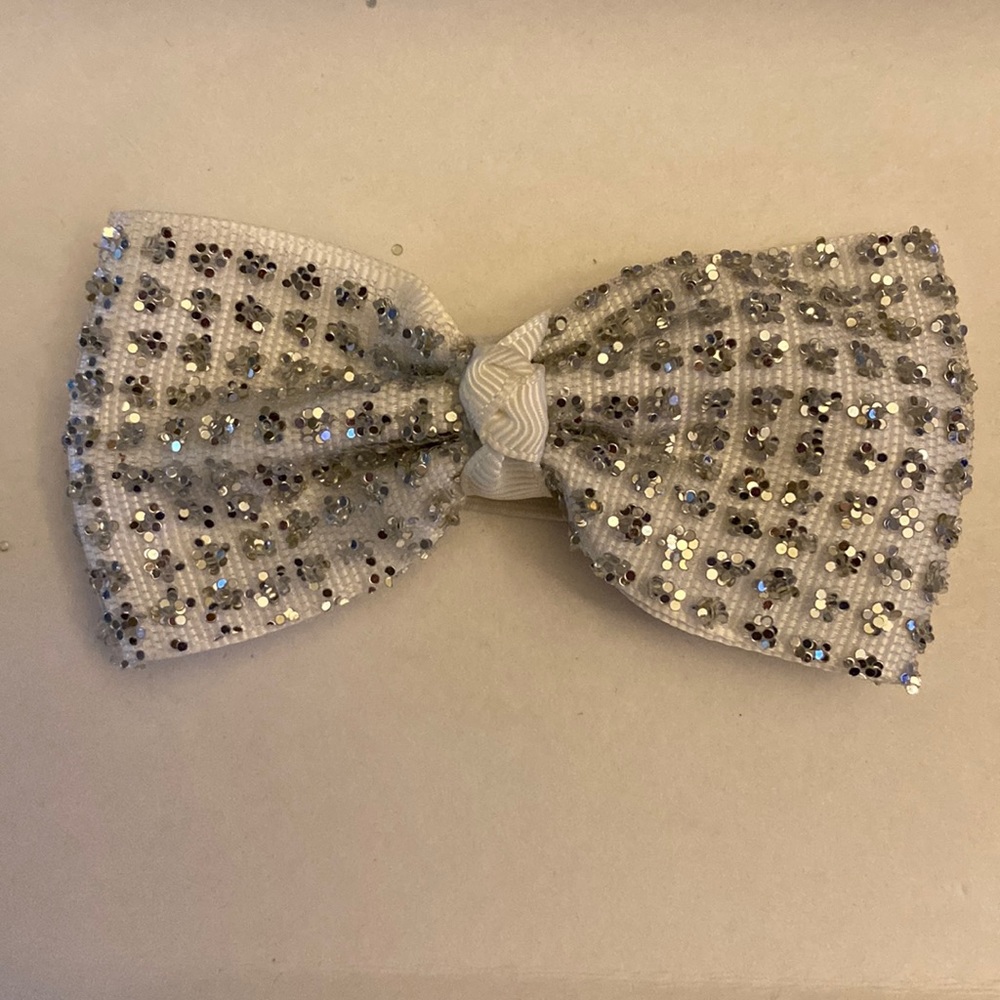 Bows Handcrafted Accessory (NWT) - Picture 3 of 6